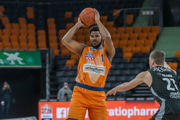 巨人之间的 巨人之间的