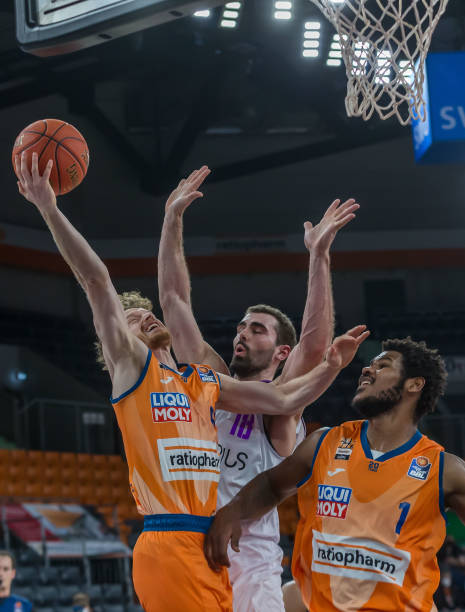 场控球及传 场控球及传